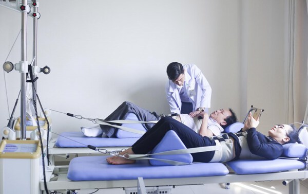 Nên học Phục hồi chức năng hay Trung cấp Y học cổ truyền? Lựa chọn nào phù hợp với bạn?